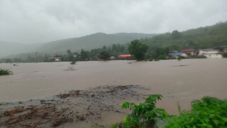 रायगडात आभाळ कोसळले, कुंडलीका, महिसदरा, आंबा नदीने धोक्याची पातळी ओलांडली रोह्यात पूरपरिस्थिती मुंबई गोवा महामार्गावर पुराचे पाणी वाहतूक ठप्प, रोहा नागोठणे मार्गावर झाड कोसळले.