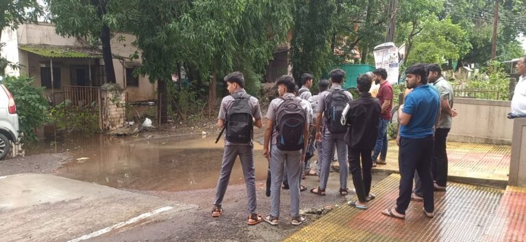 रस्त्यावर साचलेल्या पाण्यात विजेचा धक्का; दोन शाळकरी मुली थोडक्यात बचावल्या! जबाबदार कोण?