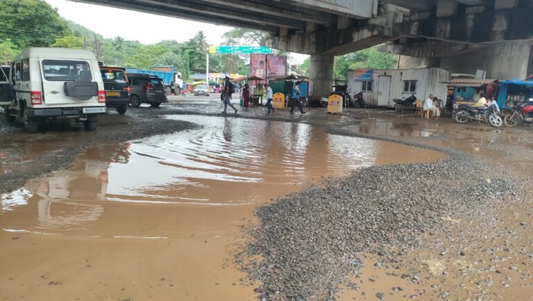कोलाड आंबेवाडी नाक्यावर खड्ड्यात गाड्या अडकण्याच्या प्रक्रिया सुरू, पाहणी करणारा कोणी मंत्री शिल्लक राहिले आहे का? नागरिकांचा सवाल, सर्व्हिस रस्ते निकामी, ठेकेदारांवर कोणती कारवाई करणार याकडे जनतेचे लक्ष.