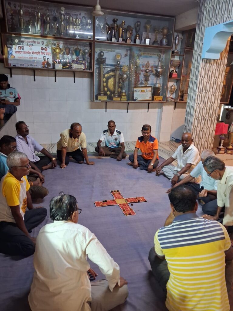 संभे गावात आजही सार्व.उत्सव काळात जोपासला जातो सारिपाटचा खेळ, परंपरा कायम.